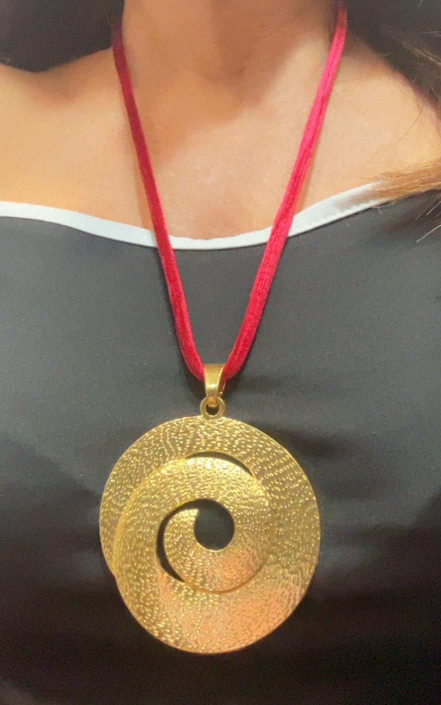 Collana in velluto con ciondolo grande