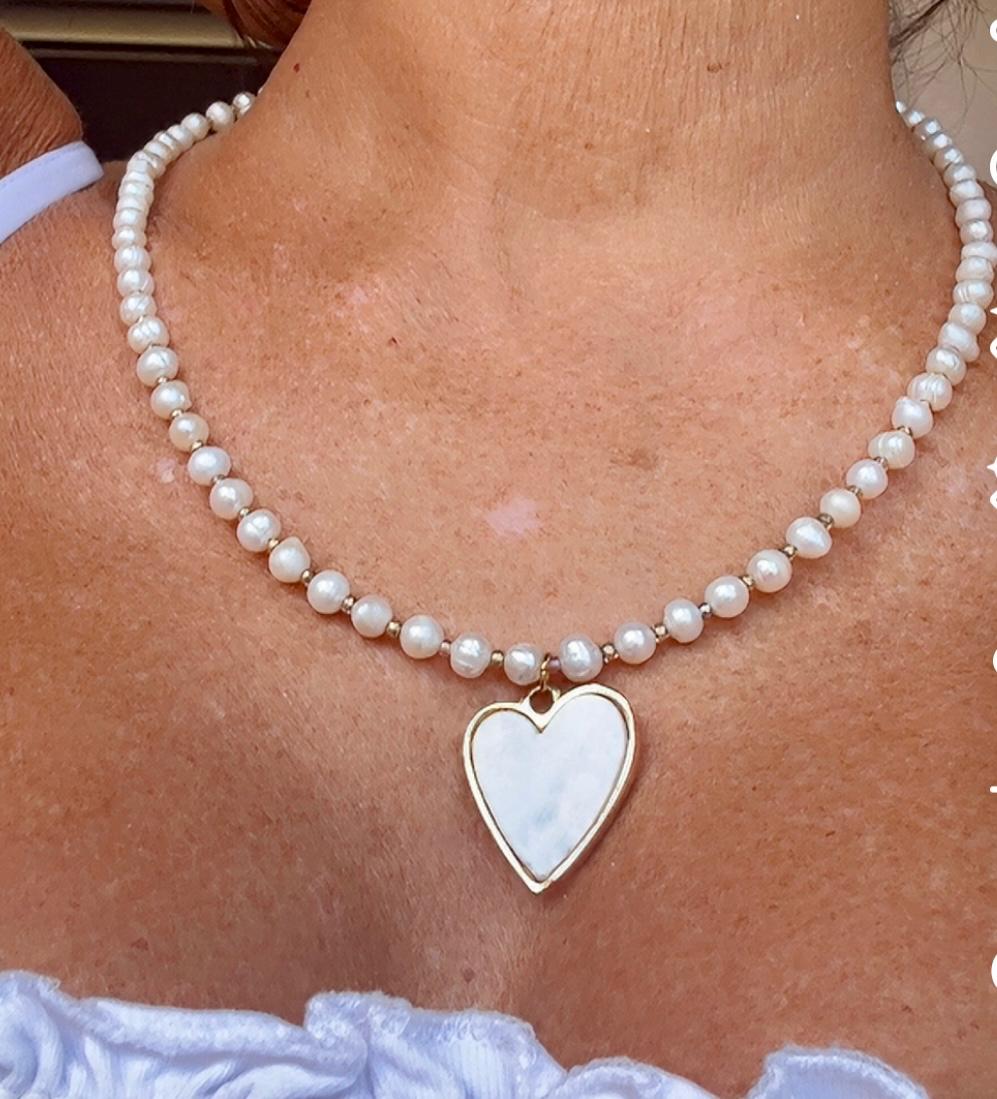 collana con perline e ciondolo stilizzato